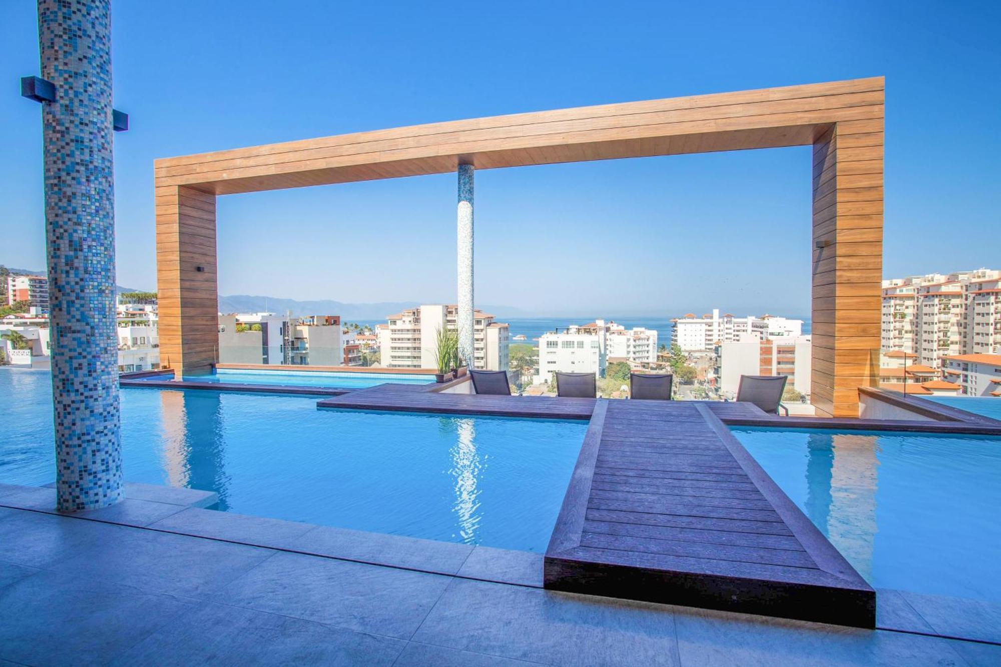 Penthouse At Desire With Pool, Gym Holiday home