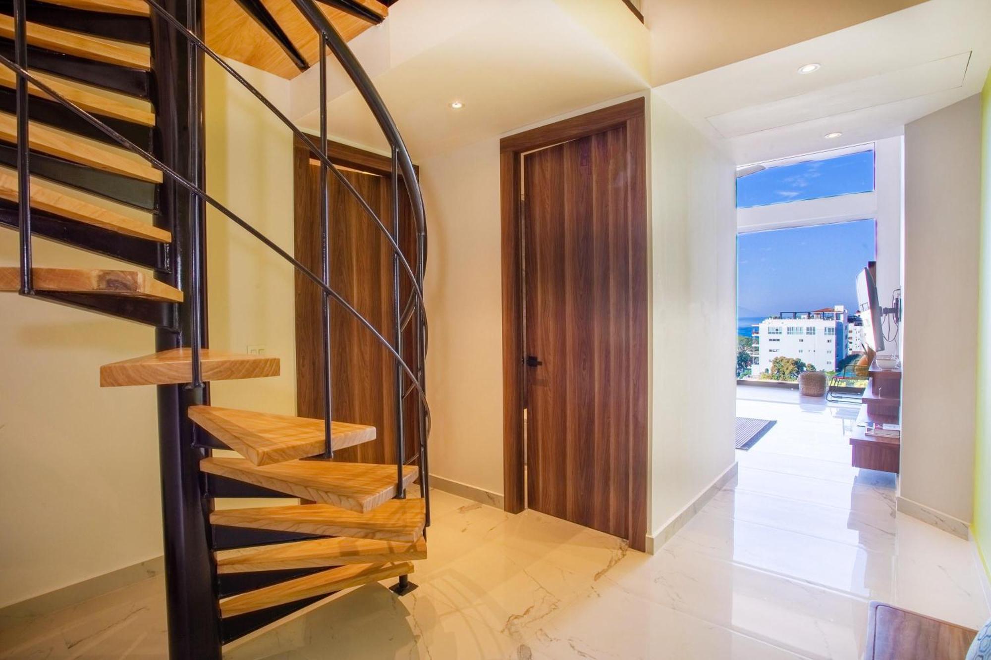 Penthouse At Desire With Pool, Gym Holiday home
