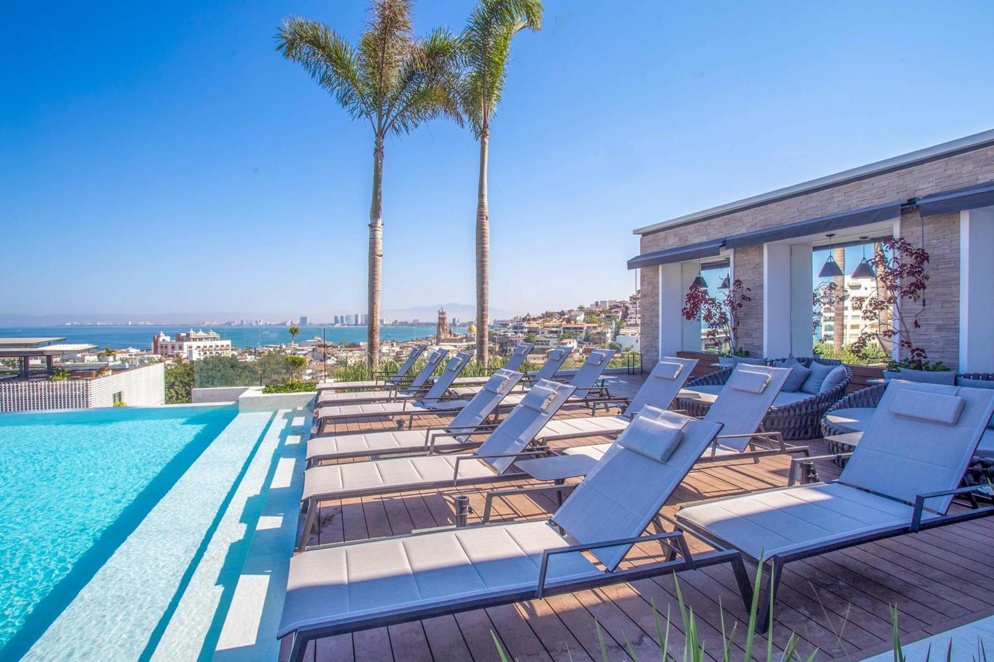 Penthouse At Desire With Pool, Gym