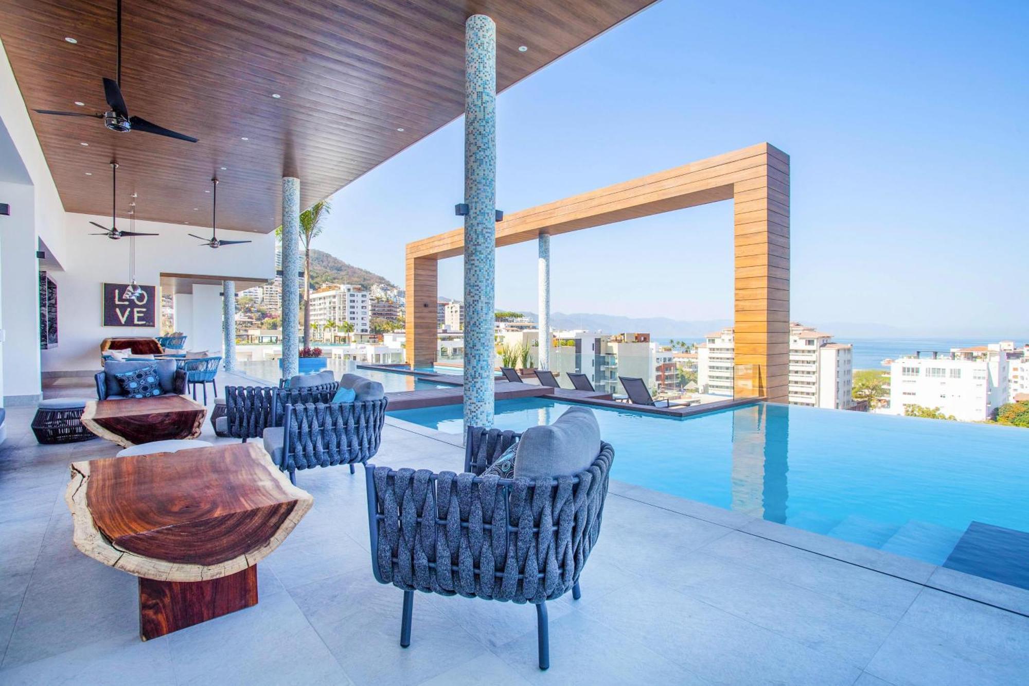 Penthouse At Desire With Pool, Gym Holiday home