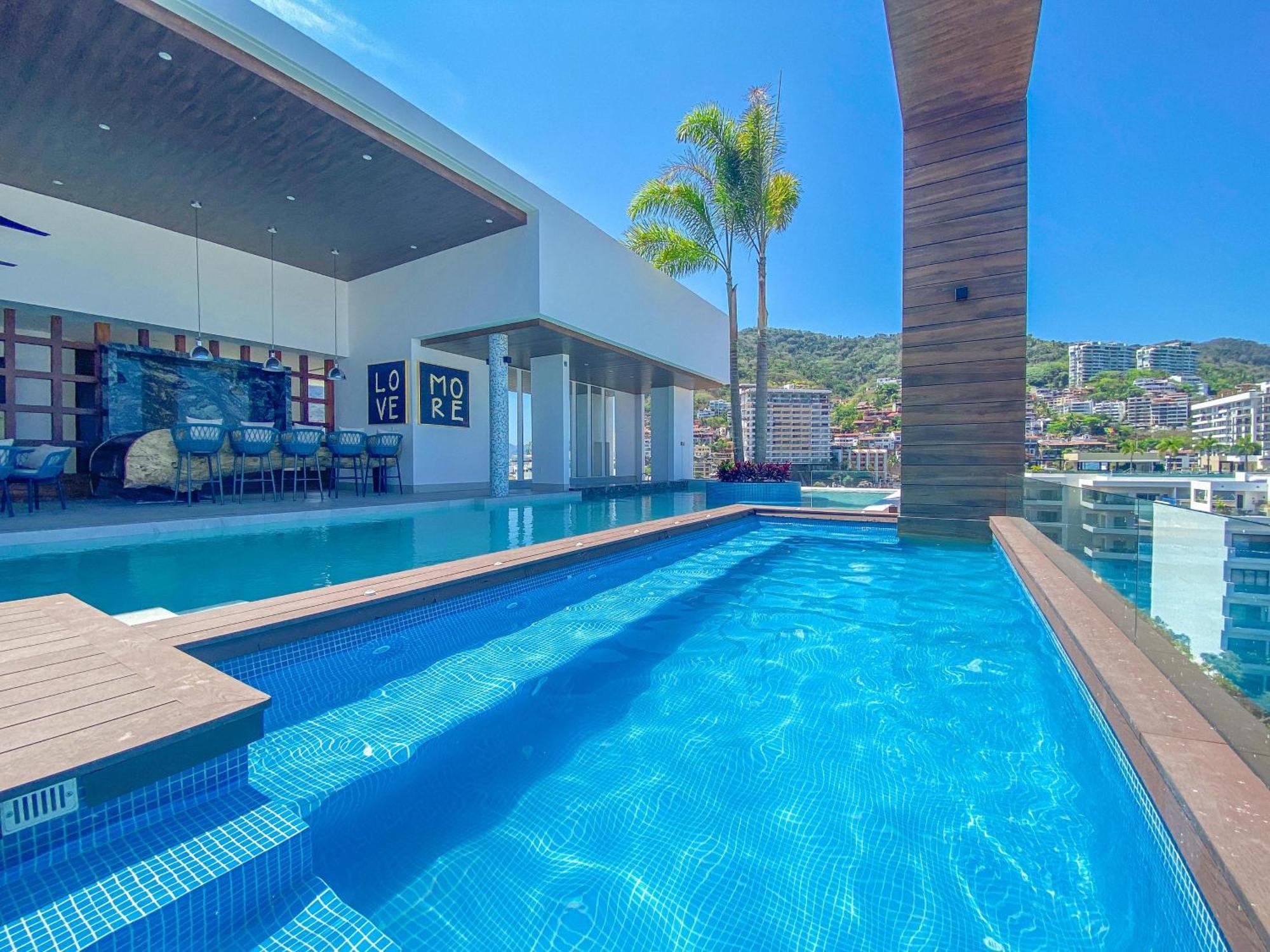 Penthouse At Desire With Pool, Gym Holiday home *