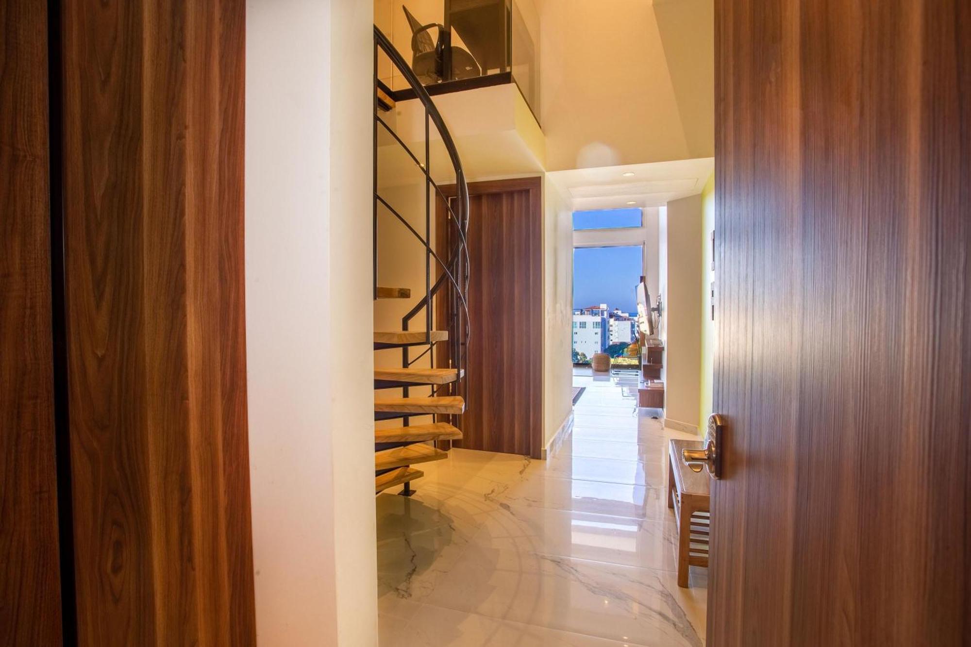 Penthouse At Desire With Pool, Gym *