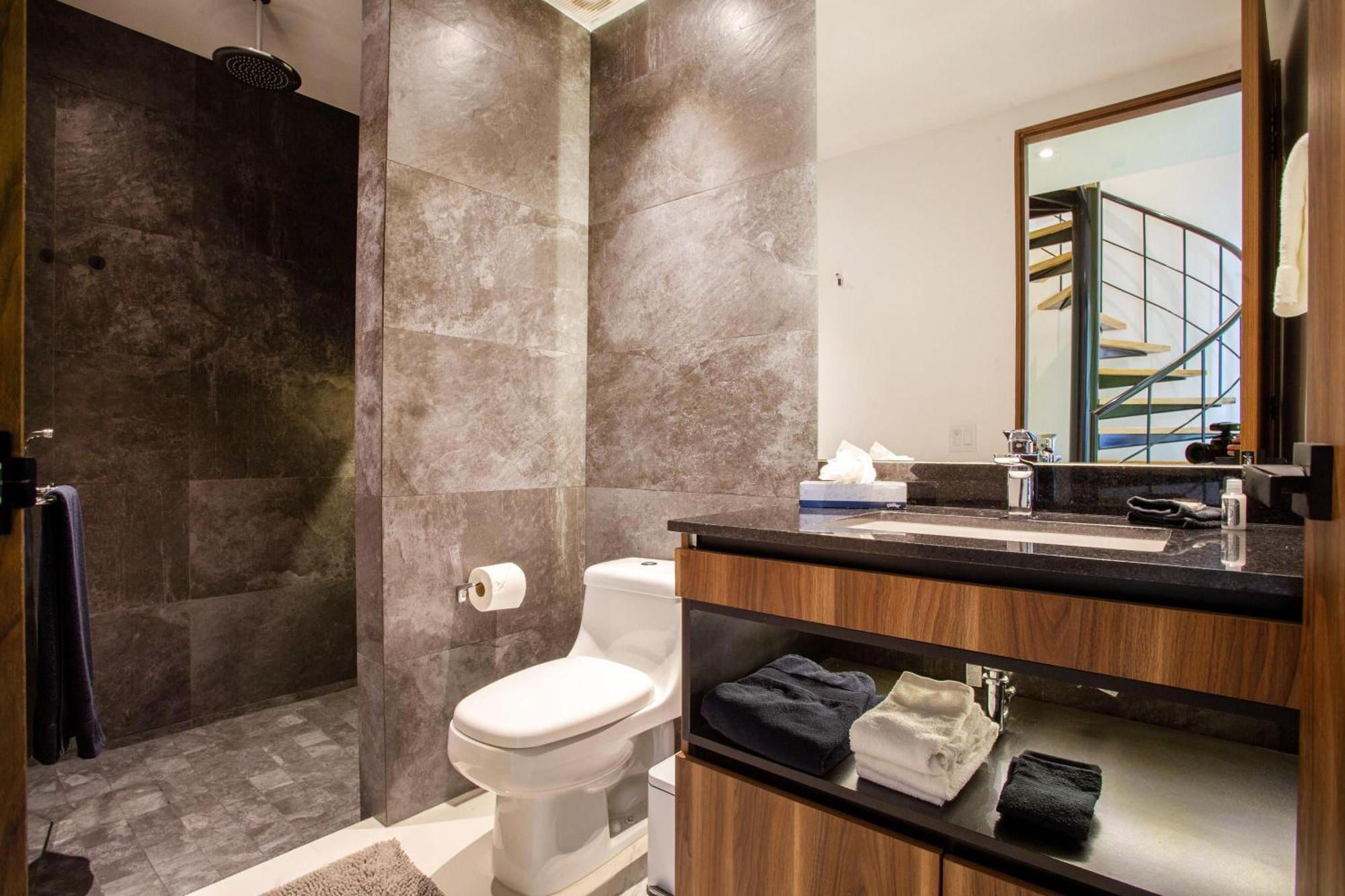 Penthouse At Desire With Pool, Gym Holiday home *